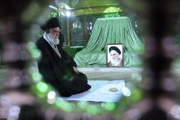 حضور رهبرانقلاب در مرقد امام خمینی(ره) و گلزار شهدا همزمان با آغاز دهه فجر