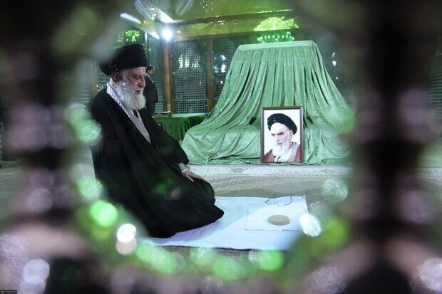 حضور رهبرانقلاب در مرقد امام خمینی(ره) و گلزار شهدا همزمان با آغاز دهه فجر