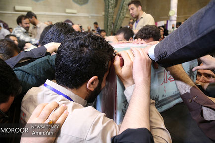 وداع دانشجویان معتکف با شهید گمنام در دانشگاه تهران