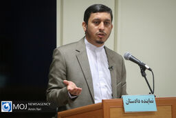اداره چهار یا پنج شرکت کاغذی را دولتشاهی انجام می‌داد
