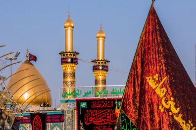 شست‌وشوی گنبد حرم مطهر حضرت عباس (ع) در شب زیارتی امام حسین (ع)