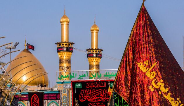 شست‌وشوی گنبد حرم مطهر حضرت عباس (ع) در شب زیارتی امام حسین (ع)