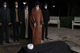 رهبر انقلاب بر پیکر علامه مصباح یزدی اقامه نماز کردند