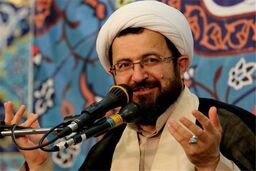 بعضی افراد در این مملکت سازش با دشمن را ریل‌گذاری می‌کنند
