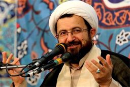 بعضی افراد در این مملکت سازش با دشمن را ریل‌گذاری می‌کنند