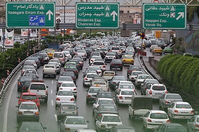 ترافیک نیمه سنگین  در آزاد راه تهران-کرج/  بارش باران در جاده های ۳ استان