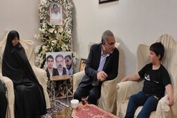 حضور وزیر بهداشت در منزل خانواده شهید مدافع امنیت