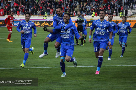 ديدار تيم های فوتبال استقلال تهران و تراكتورسازی تبريز