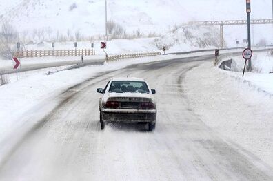 محورهای هراز، کرج-چالوس و آزادراه های تهران-قم و تهران-ساوه مسدود شده اند