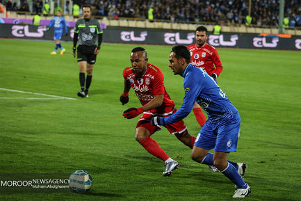 ديدار تيم های فوتبال استقلال تهران و تراكتورسازی تبريز